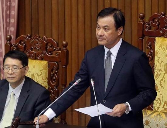 　　台湾“立法院”5日审查“促进转型正义条例”，“立法院长”苏嘉全（右）敲槌宣布通过。（图片来源：台湾《中时电子报》）