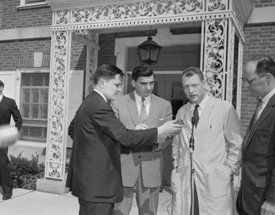 　　1955年，身为普林斯顿医院首席病理学家的哈维（右二，穿着白大褂）向记者解释他如何对爱因斯坦进行尸检。图片来源：wired.com