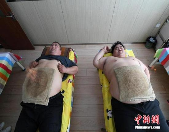 田士光、田华父子。本文图片来源：中新网