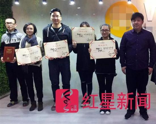 ▲陶鑫（右1）和参加培训的学生合影&nbsp;&nbsp;图据《华尔街日报》