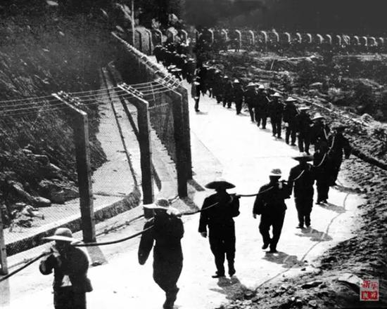 广东边防总队官兵铺设“二线”电缆。