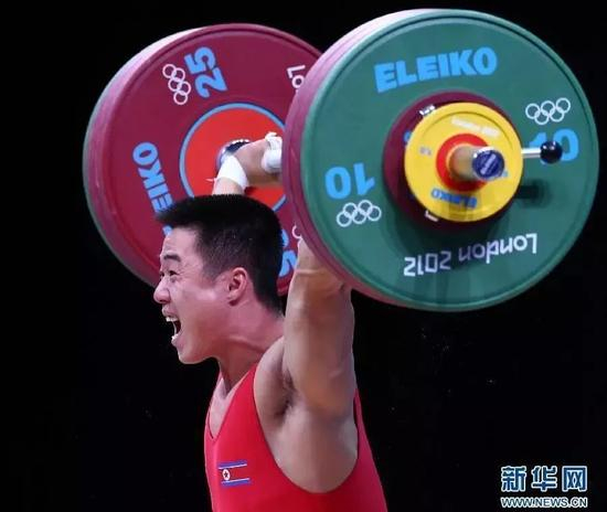 ▲伦敦奥运会，朝鲜选手金恩国抓举破纪录。