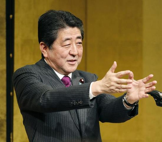 　　12月4日，安倍在出席“中日前高官和企业家CEO对话会”致辞时，就“一带一路”倡议表态称，日中两国“可以大力合作”。视觉中国 图