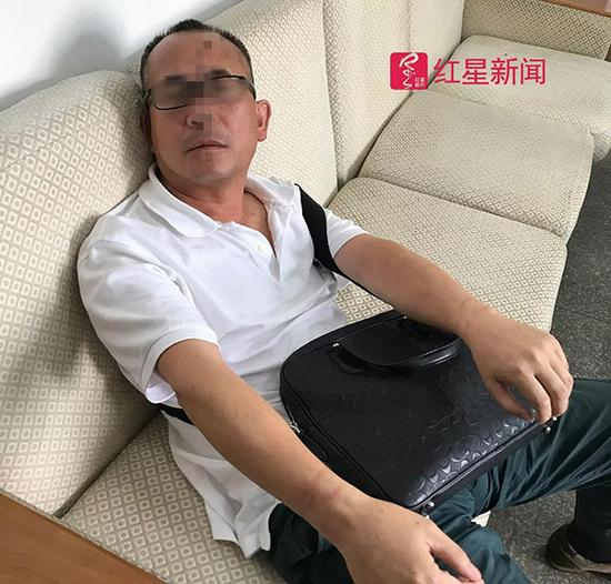 付成额头破损流血。红星新闻 图