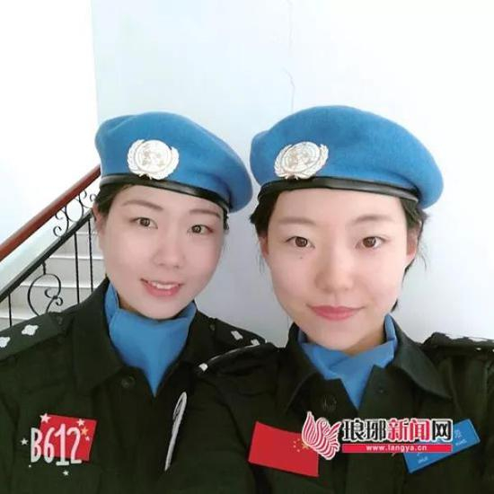 陈敏（左一）和队友张紫璇合影