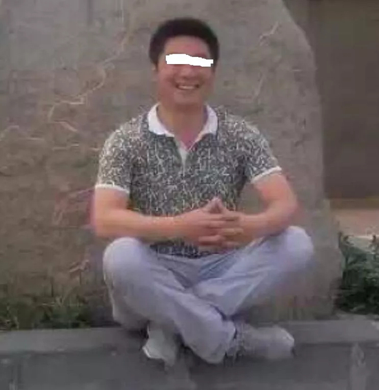 学校分班后，任中浩成为了小凡的班主任