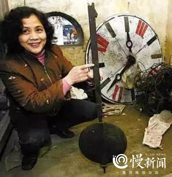 ▲解放碑使用的第一代大钟如今保存在若瑟堂