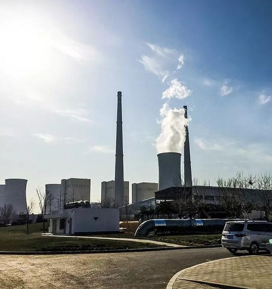 　　（2017年12月8日，北京紧急重启华能北京燃煤热电厂，在实现无煤发电半年多后，重新启用备用燃煤机组。摄影/《财经》记者 韩舒淋）