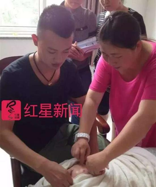 ▲施萍（右）在给杨德军（左）授课，图中为假人模型 &nbsp; &nbsp;受访者供图