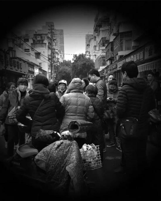 　　2018年元旦，钱宝网的一部分投资者聚集在南京市公安局旁边一起商讨对策。 　　《中国经济周刊》记者 刘照普 | 摄
