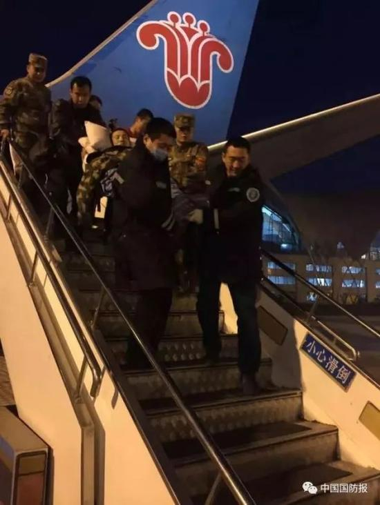航班抵达乌鲁木齐机场，陈石被合力抬下飞机 &nbsp;图片来源：中国国防报
