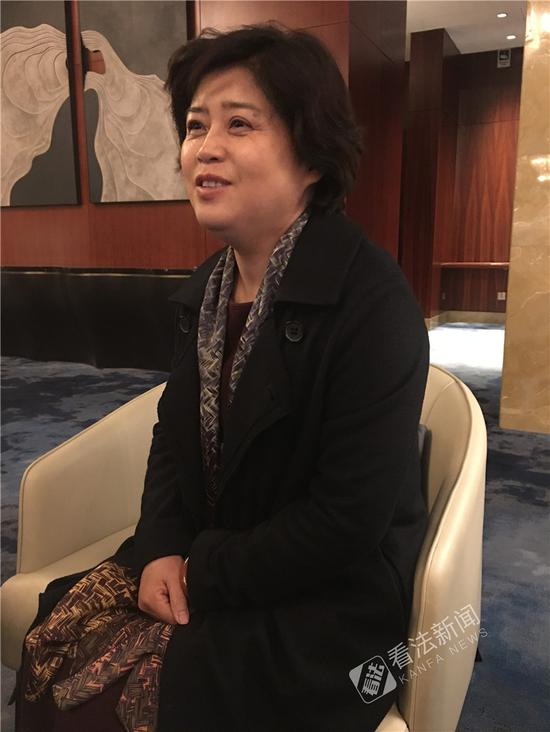 全国政协委员于欣伟特别关注与未成年人有关的社会话题。摄/法制晚报·看法新闻记者张蕊