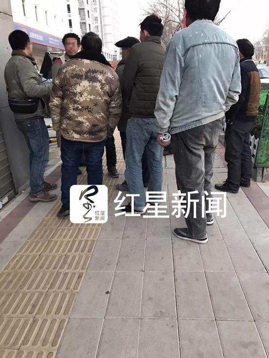 ▲装修工人接受红星新闻采访 图片来源：红星新闻