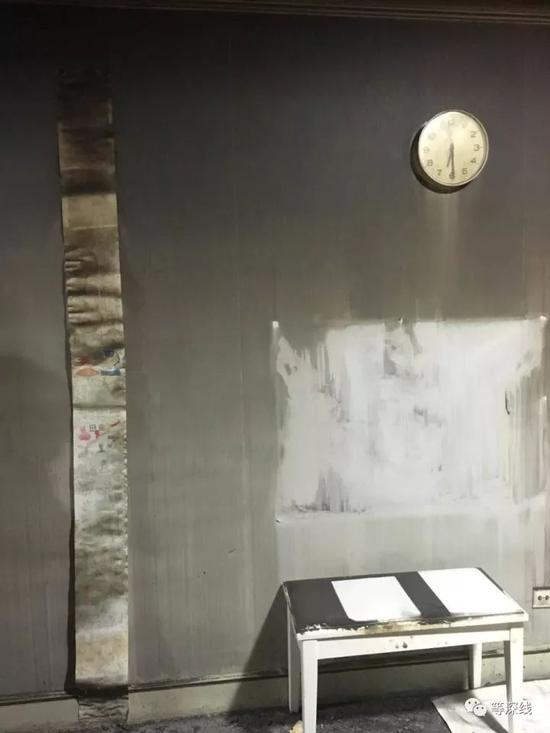 　　母子四人遇难的北侧女儿房内，时钟永远停摆在6月22日早晨6点半。时钟边，挂着喜欢画画和跳舞的阳阳画的漫画，三个孩子在城堡里玩耍。钟表下，是原本放钢琴的地方，阳阳后来在房内练舞，将钢琴搬到客厅，钢琴也逝于此次大火。 《等深线》记者 封莉 摄影