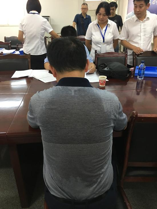 八月下旬，四川仍处于高温天，督察人员现场检查时汗流浃背是常态。