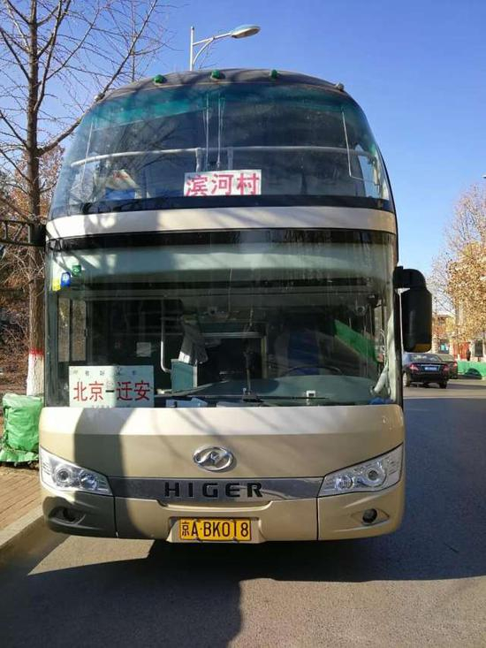 ▲12月12日，一辆即将从迁安发往北京的迁钢通勤车。（黄海波摄）