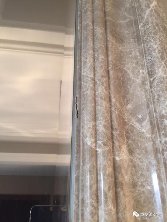 ▲刘芳家墙体裂缝。