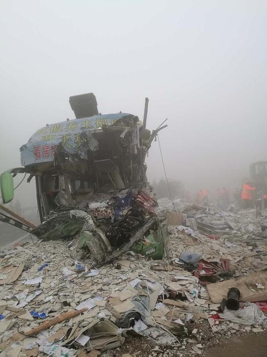 2016年4月9日凌晨，沈海高速，一辆长途卧铺客车与两辆货车相撞，致8死17伤。