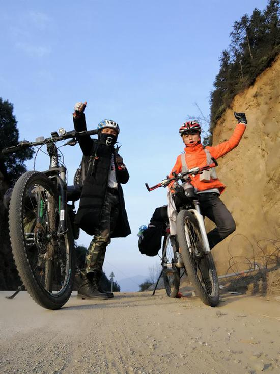 杨壮（右）和同伴&nbsp; 浙江在线 图