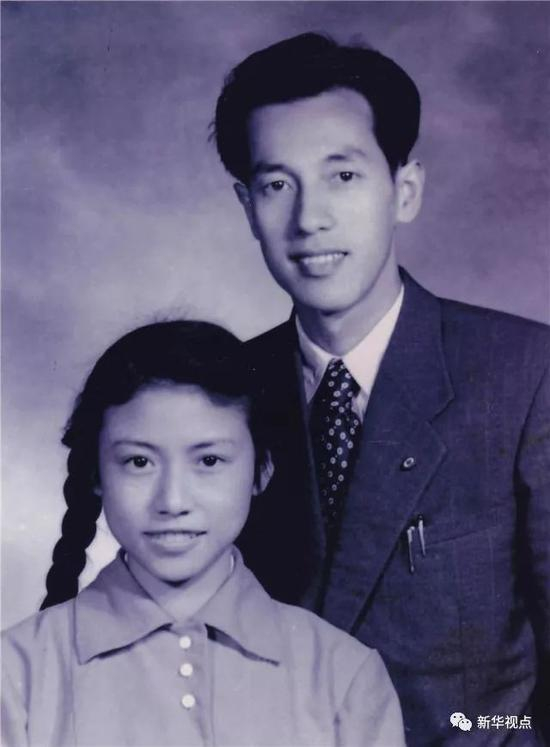 1956年4月29日，黄旭华及其夫人在上海合影。新华社发