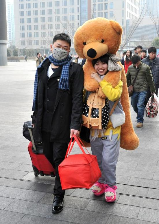 2015年2月14日，上海，铁路上海站广场，大批的返乡旅客踏上了回家过年的旅程。 东方IC 资料图