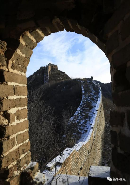 京津冀迎来降雪，这是1月22日在北京市怀柔区拍摄的雪后长城。&nbsp;新华社邓京华摄