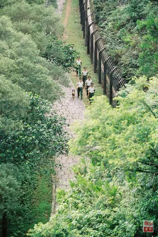 20世纪90年代，边防在“二线”上巡逻。