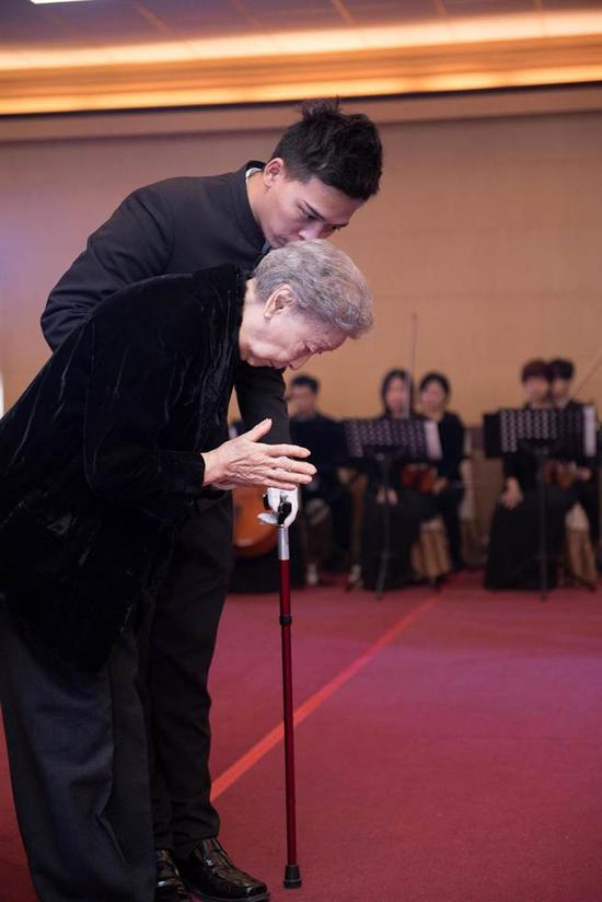 　　诗人余光中告别式于今日在高雄举行，两岸暨海外文化界人士到场送别，余妻范我存合十向大家致谢。（图片来源：台湾“中国时报”）