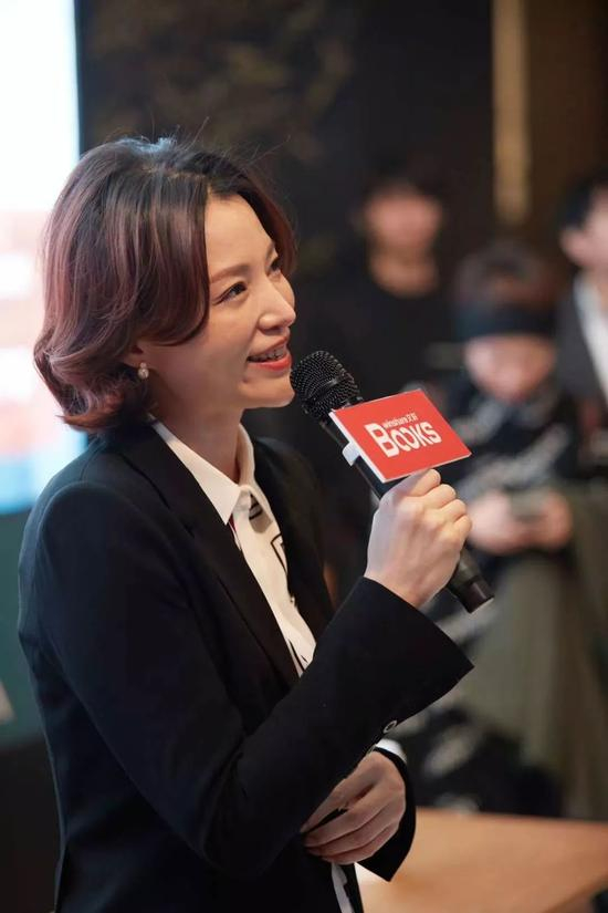 ▲董卿面带微笑的在大家的期待中如约出现在签售会现场（图/主办方文轩BOOKS）