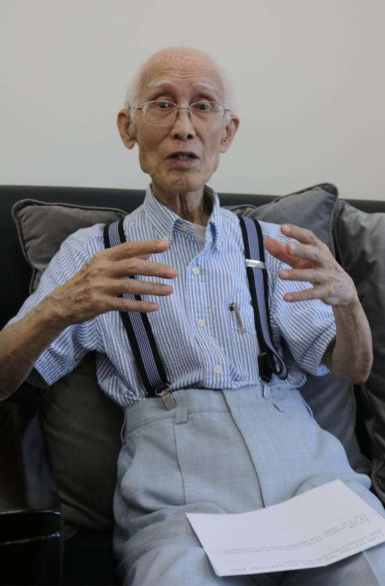 余光中先生说话不疾不徐，思维敏捷。秦红摄。