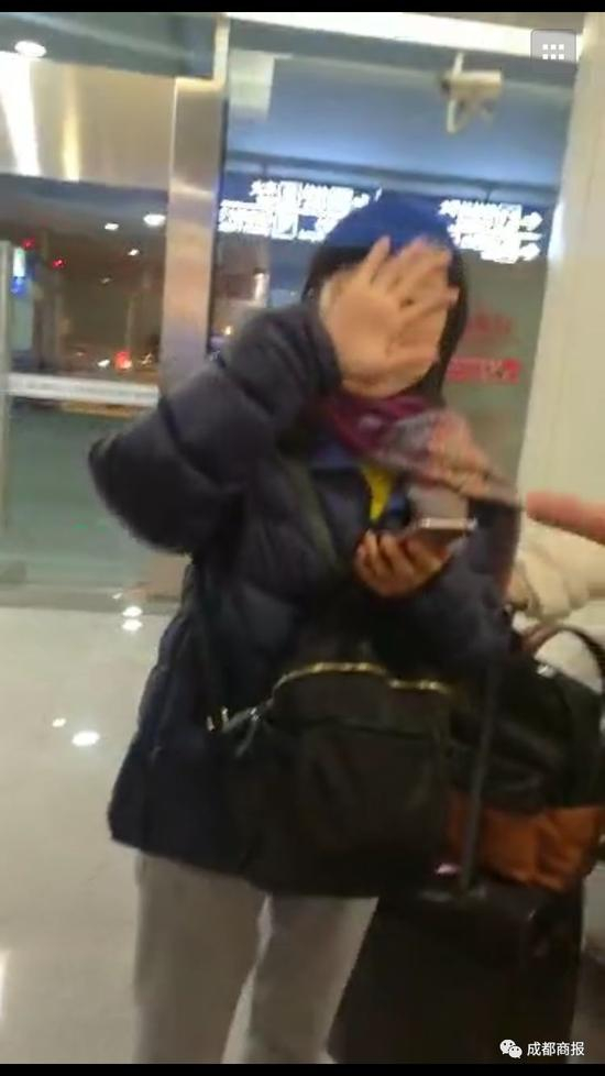 义工在机场被拦下