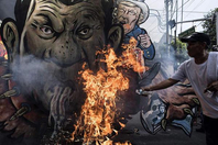 菲律宾数千民众街头抗议总统