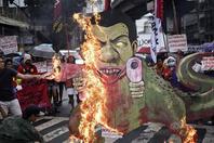 菲律宾民众焚烧总统画像抗议