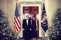 特朗普入主白宫首个圣诞照曝光 与第一夫人秀恩爱