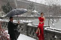 美丽“冻人” 西安多对新人大雪纷飞中拍婚纱照