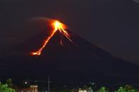 菲律宾火山喷发现场 熔岩喷射