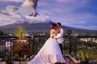菲律宾马荣火山持续喷发 新人拍摄浪漫婚纱照