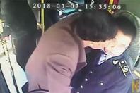 西安公交司机提醒乘客刷卡 遭男子咬脸
