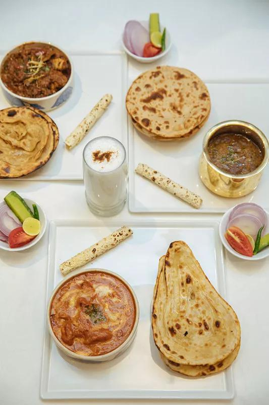 最前面这一组是德里著名的黄油鸡配馕，后面的饼是roti