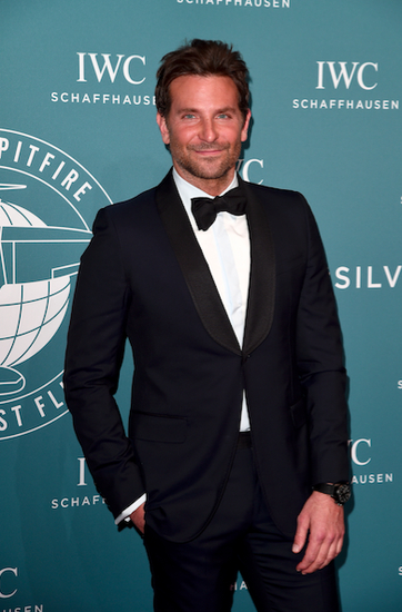 　　Bradley Cooper佩戴IWC万国表飞行员系列TOP GUN海军空战部队瓷化钛金属双秒追针计时腕表（型号：IW371815）