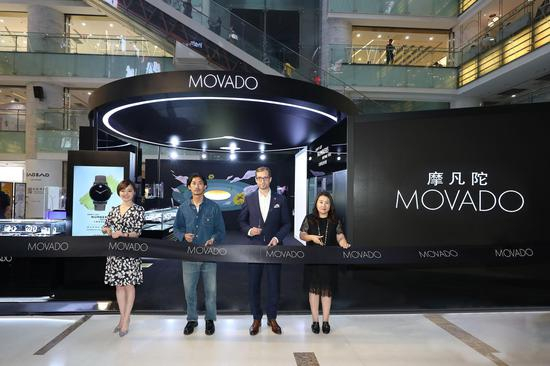 MOVADO 中国区总经理 Danni Hammer，艺术家林子楠，以及其他到场嘉宾为限时艺术博物馆剪彩