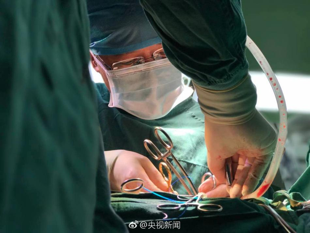 全国人大代表在京为患者手术