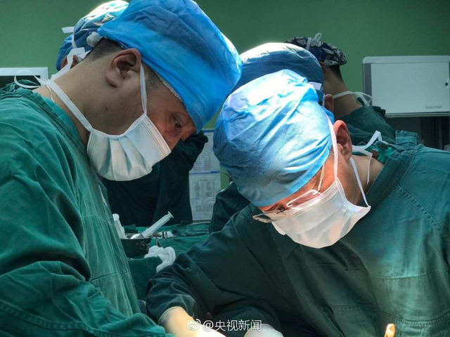 全国人大代表在京为患者紧急手术