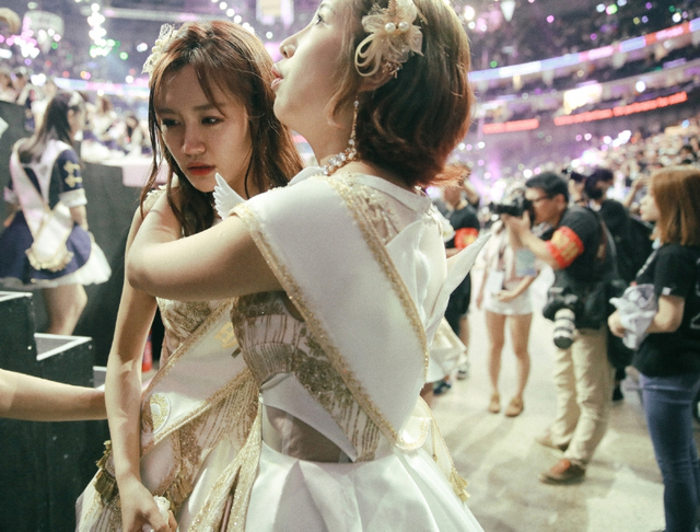 组图：SNH48曝总决选后台写真 鞠婧祎甜笑黄婷婷淡定