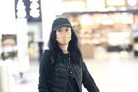 周迅挑染新发色洋气时髦 穿着棉服阔腿裤走舒适随性风