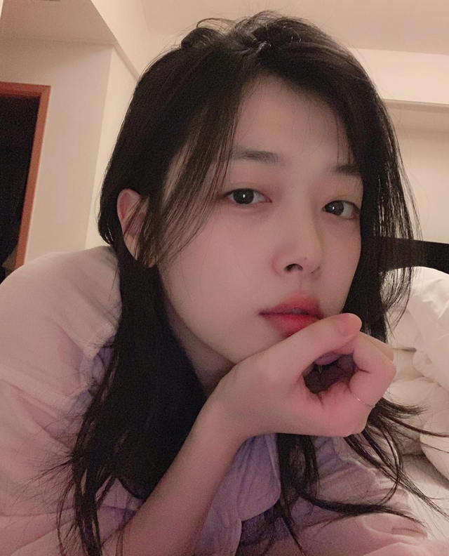 雪莉不顾形象躺稻草上打滚开心娇笑 自称是迎接春天的方式