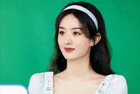 赵丽颖头戴蓝色发箍 身穿同色系公主裙甜美又元气