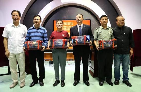 中国新闻摄影学会会长徐祖根和副会长丁伟为获奖作者颁奖