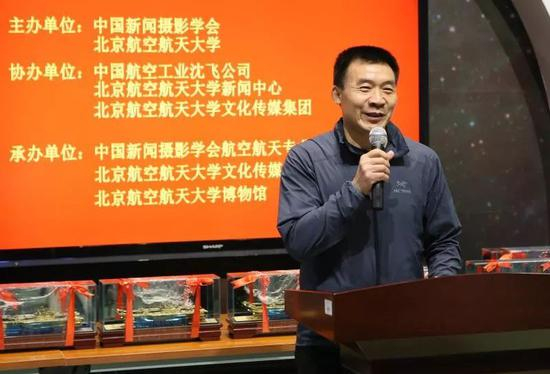 中国新闻摄影学会副会长、人民日报摄影部主任雷声宣布获奖名单