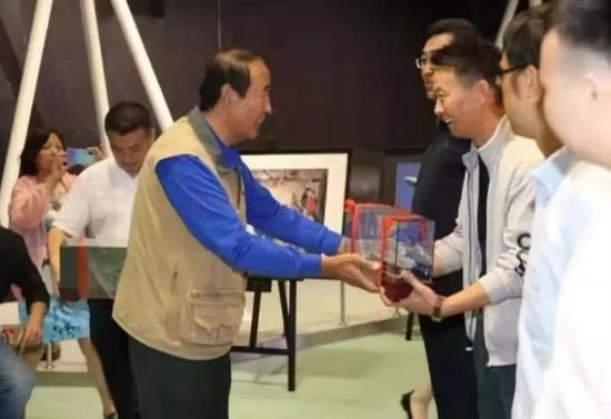 中国新闻摄影学会副会长赵建伟为获奖作者颁奖